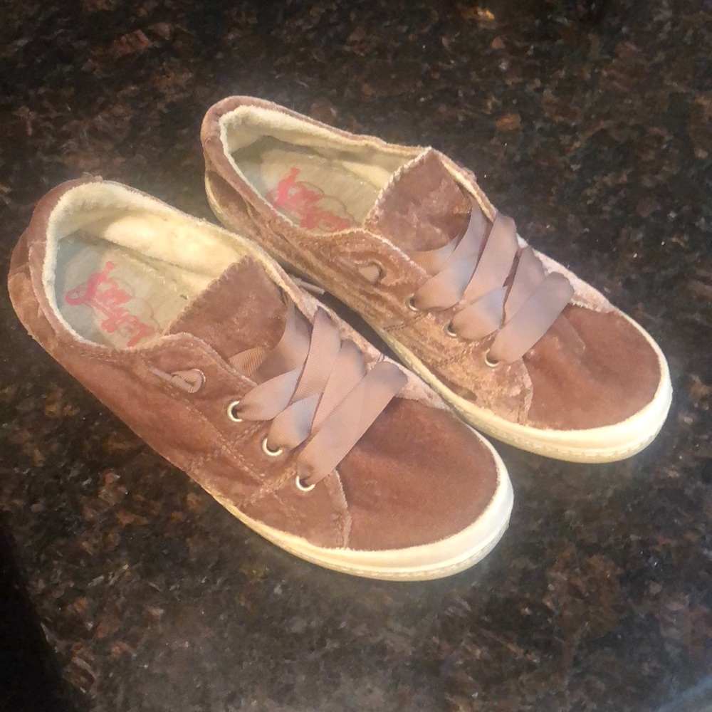 Velvet, taupe, slip-on sneeKs! 🧚🏻‍♀️